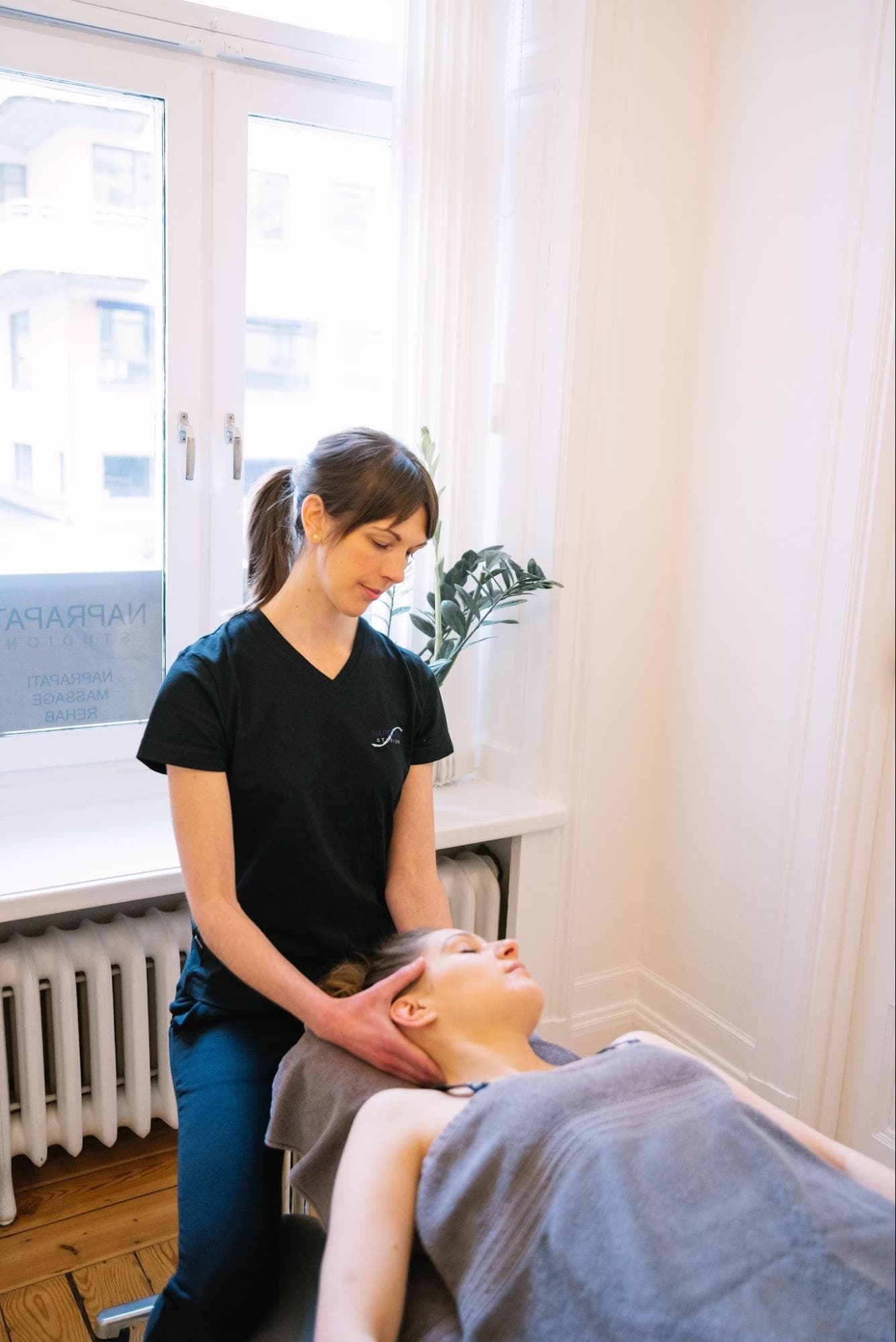 Sandra Almgren behandlar en patients nacke på mottagningen